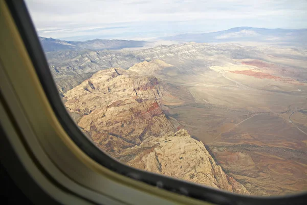 アメリカの統一州 ラスベガスの上の飛行機の窓からの眺め — ストック写真