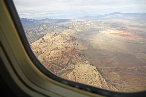 アメリカの統一州 ラスベガスの上の飛行機の窓からの眺め — ストック写真