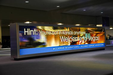 LAS VEGAS, NV / USA - 20 Kasım 2010 - McCarran Uluslararası Havalimanı (LAS), Las Vegas 'ın güneyinde yer almaktadır. Havaalanında kumar makineleri var..