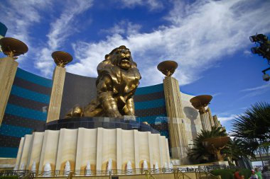 LAS VEGAS, ABD - 20 Kasım 2010 Las Vegas 'taki Las Vegas Grand Casino Oteli' nde aslan heykeli. MGM dünyanın en büyük ikinci oteli..