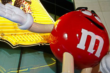 LAS VEGAS, NV / USA - 20 Kasım 2010: Las Vegas Bulvarı 'ndaki M & M' s World 'ün ön görüntüsü. Bu ilk mağazanın açılışı 2007 'de yapıldı ve bunu çok yakında New York, Orlando ve son olarak da Londra izledi..