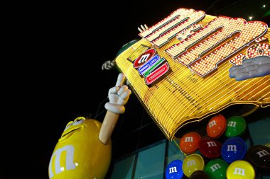 LAS VEGAS, NV / USA - 20 Kasım 2010: Las Vegas Bulvarı 'ndaki M & M' s World 'ün ön görüntüsü. Bu ilk mağazanın açılışı 2007 'de yapıldı ve bunu çok yakında New York, Orlando ve son olarak da Londra izledi..