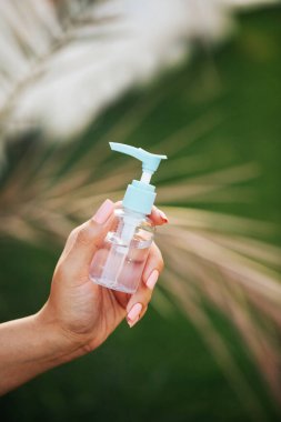 El dezenfektanı kullanışlı, taşınabilir ve kullanımı kolay. Fotoğraf dışarıda, güneş ışığı altında çekildi.