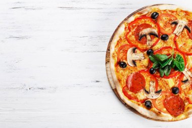 Mantarlı, fesleğenli, domatesli, zeytinli, peynirli ve pastırmalı İtalyan Köy Pizzası. Tek bir parça olmadan. Beyaz ahşap masa arka planı. Prosciutto, Capricciosa, Funghi, Cotto PIZA olarak bakın. Reklam için ideal