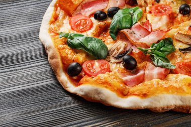 Mantarlı, fesleğenli, domatesli, zeytinli ve peynirli İtalyan Pizzası. Tek bir parça olmadan. Koyu tahta masa arkaplanı. Prosciutto, Capricciosa, Funghi, Cotto PIZA olarak bakın. Reklam için ideal