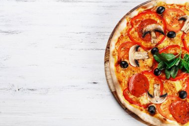 Yakından bakınca çok sıcak İtalyan pizzası. Prosciutto, Capricciosa, Funghi, Cotto Pizzayı eve getirdi. PIZZZA İTALYAN, HOMEMADE PIZZZA, PIZZA, PIZZA, PIZZA, PIZZA, PIZZA, PIZZZA, PIZZZA 