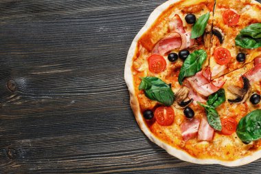 Mantarlı, fesleğenli, domatesli, zeytinli ve peynirli İtalyan Pizzası. Tek bir parça olmadan. Koyu tahta masa arkaplanı. Prosciutto, Capricciosa, Funghi, Cotto PIZA olarak bakın. Reklam için ideal