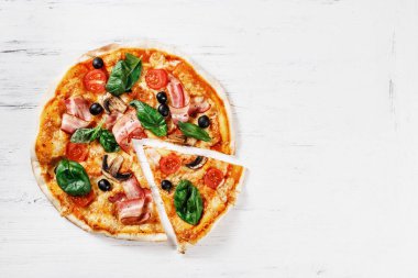 Mantarlı, fesleğenli, domatesli, zeytinli ve peynirli beyaz ahşap masa üzerinde çok sıcak İtalyan pizzası. Prosciutto, Capricciosa, Funghi, Cotto Home PIZZA gibi bakın. Metin için boşluğu olan fotoğraf.