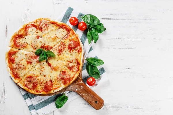 Горячая Правда Pepperoni Italian Pizza Салями Сыром Вкусная Традиционная Пицца — стоковое фото