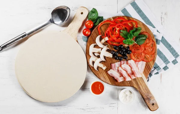 Proceso Cocción Pizza Italiana Mesa Blanca Entre Bastidores Preparación Proceso — Foto de Stock