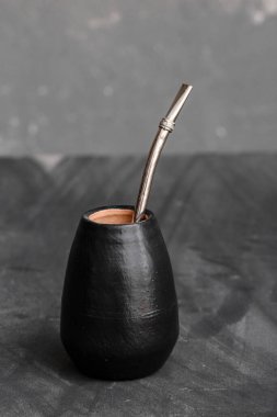 Yerba Mate çayı için en iyi kullanılan metal pipetli siyah kabak. Güney Amerika 'da ünlü sıcak içecek. Organik ve doğal.