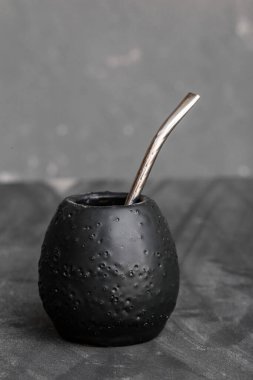 Yerba Mate çayı için en iyi kullanılan metal pipetli siyah kabak. Güney Amerika 'da ünlü sıcak içecek. Organik ve doğal.