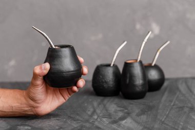 Yerba Mate çayını bir kamışla paylaşan bir adam. Güney Amerika 'da ünlü sıcak içecek. Reklam için en iyisi