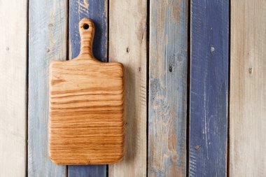 Kaliteli odun kesiminden yapılmış geleneksel tahta kesme tahtası. Her türlü yiyeceği kesmeye uygundur ve yiyecek sunumu ya da kaplama için önerilir..