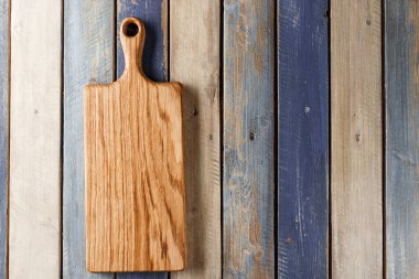Kaliteli odun kesiminden yapılmış geleneksel tahta kesme tahtası. Her türlü yiyeceği kesmeye uygundur ve yiyecek sunumu ya da kaplama için önerilir..