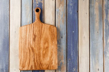 Kaliteli odun kesiminden yapılmış geleneksel tahta kesme tahtası. Her türlü yiyeceği kesmeye uygundur ve yiyecek sunumu ya da kaplama için önerilir..