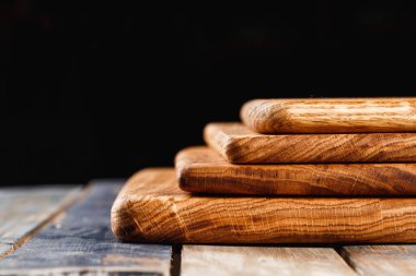 Kaliteli odun kesiminden yapılmış geleneksel tahta kesme tahtası. Her türlü yiyeceği kesmeye uygundur ve yiyecek sunumu ya da kaplama için önerilir..