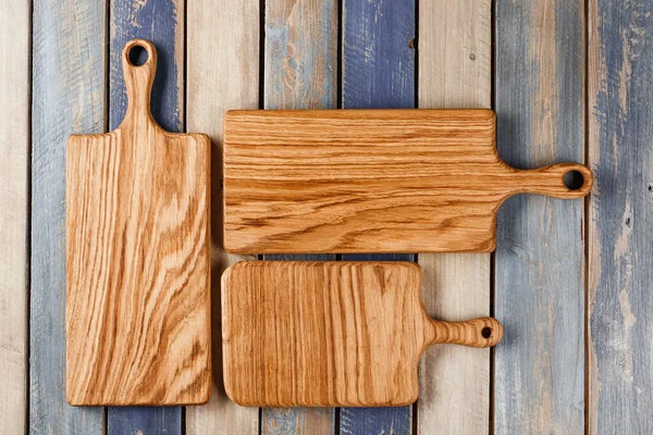 传统的木制刨花板是用高质量的木料做的 适用于切割任何种类的食品 并推荐用于食品展示或电镀 — 图库照片