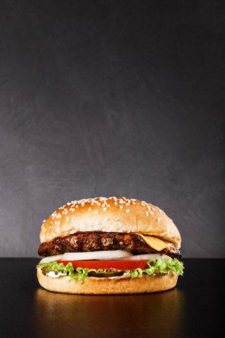 Klasik ev yapımı lezzetli etli burger, taze marul ve çedar peyniri. Instagram tanıtım konsepti için mükemmel.