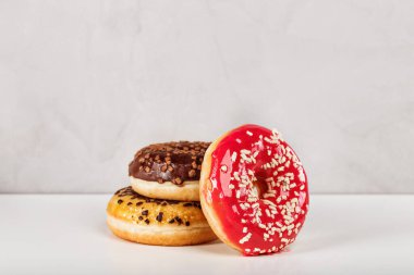 Taze ev yapımı lezzetli çörekler çeşitli çeşniler, çikolata ve bal kaplı fındık ve şeker serpiştirilmiş. Eve servis için mükemmel ve yemek menüsü içeriği için öneriliyor.