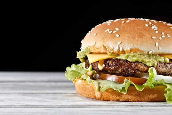 Hamburguesa Empanada Res Sola Sabrosa Con Sabor Aguacate Queso Derretido — Foto de Stock