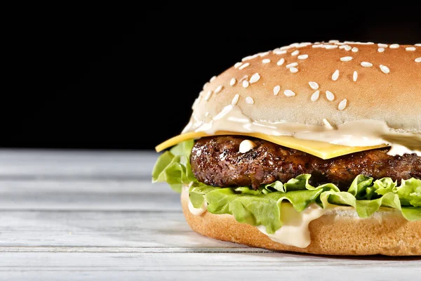 Klasyczny Domowy Smaczny Hamburger Mięsny Świeżą Sałatą Smakiem Sera Cheddar — Zdjęcie stockowe