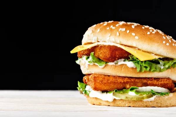 Hambúrguer Frango Crocante Duplo Com Queijo Cheddar Delicioso Pão Macio — Fotografia de Stock