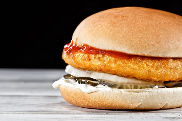 Klasyczny Hamburger Kurczaka Smaku Rozerwanego Marynowanego Smaku Idealny Dostarczania Domu — Zdjęcie stockowe