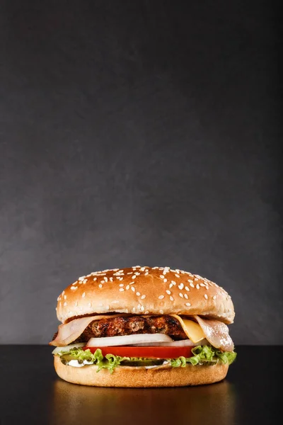 Klasyczny Domowy Smaczny Mięsny Burger Świeżą Sałatą Smakiem Sera Cheddar — Zdjęcie stockowe