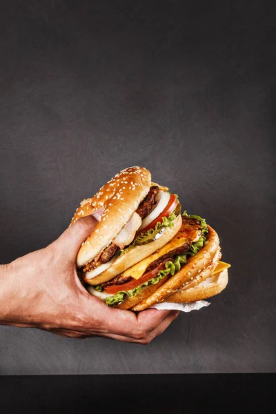 Klasyczny Hamburger Domowy Różnych Wyborów Mięsnych Idealny Dla Koncepcji Promocji — Zdjęcie stockowe