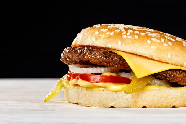 Hamburguesa Carne Res Clásica Carnosa Jugosa Con Encurtidos Salsa Tomate — Foto de Stock