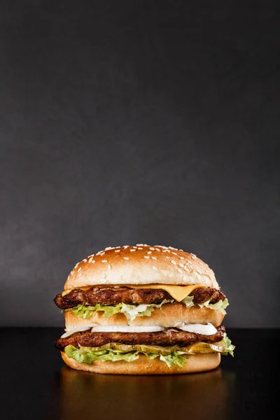 Podwójnie Mięsny Hamburger Wołowy Pyszną Miękką Bułką Nasionami Sezamu Nadaje — Zdjęcie stockowe