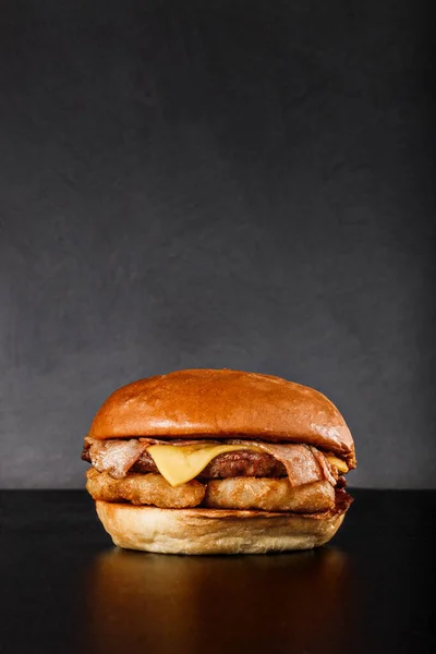 Hambúrguer Clássico Queijo Saboroso Feito Com Bacon Fatiado Fino Carne — Fotografia de Stock