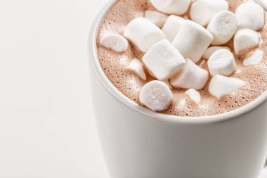 En yüksek kalite. Beyaz seramik kupanın üstünde krema olan sıcak kakao manzarası. Beyaz arka plan. Reklam için en iyisi. 