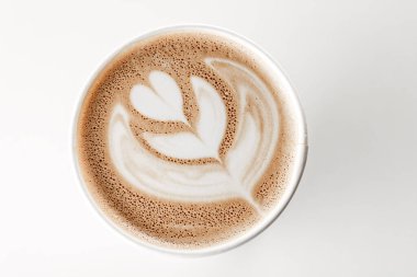 Cappuccino kahvenin beyaz kağıt bardakta üstünde latte resmi olan en iyi manzarası. Yüksek kalite köpük. Beyaz arka plan. Reklam için en iyisi. Kahvenin tadını çıkarın.