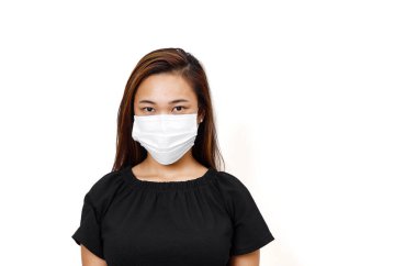 Koronavirüsten korunmak için yüz maskesi takan Asyalı kadın beyaz arka planda, mesaj için yer var. Promosyon alanı reklamı için. 