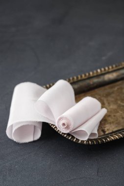 Koyu arkaplan portre görünümlü ipek kurdele pastel rengi. Çiçek motifleri ve dekoratif desenler için en iyi düğün etkinliği moda okulu ve giysi fabrikası. Bir terzi malzemesi..