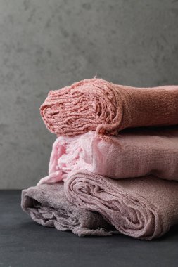 Pamuktan yapılmış özel kumaş ve pembe pastel rengin yün tonlarından. Düğün dekorasyonu ve masa dekorasyonu için en iyisi. Dekoratif etkinlikler için.