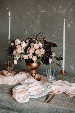 Kumaş masa dekorasyonu şeftali rengi renk motifi herhangi bir olay ya da düğün için mükemmel. İpek kurdeleli bir çiçek dekoru..