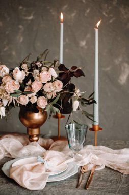 Kumaş masa dekorasyonu şeftali rengi renk motifi herhangi bir olay ya da düğün için mükemmel. İpek kurdeleli bir çiçek dekoru..