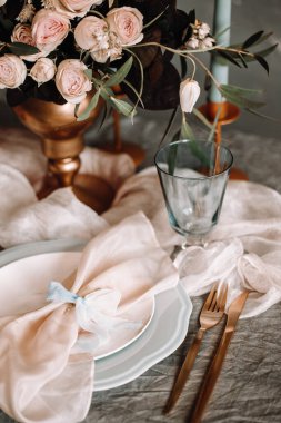 Masa dekorasyonu için özel ipek kurdele odaklı manzara. Düğün için en iyi şeftali rengi motifi. Masa fotoğrafçılığı için aksesuarlar. Moda tasarımcısının kullanımı.
