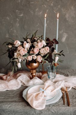 Kumaş masa dekorasyonu şeftali rengi renk motifi herhangi bir olay ya da düğün için mükemmel. İpek kurdeleli bir çiçek dekoru..