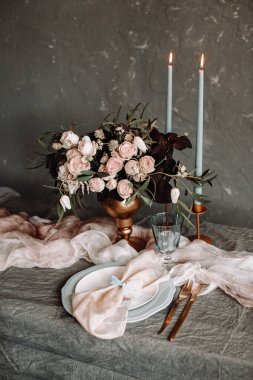 Kumaş masa dekorasyonu şeftali rengi renk motifi herhangi bir olay ya da düğün için mükemmel. İpek kurdeleli bir çiçek dekoru..