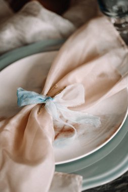 Özel ipek kurdele odak noktası plaka üzerinde yün kumaştan yapılmış kumaş. Masa dekorasyonu için mükemmel aksesuarlar. Düğün ve diğer etkinlikler için dekoratif hafif şeftali rengi motifi.