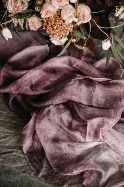 Pamuk ve yünden özel kumaşla süslenmiş zarif ve güzel bir masa dekorasyonu fotoğrafçılığı. Düğün pastel rengi motifi için mükemmel. Terzi malzemelerine odaklan.