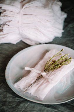 Özel ipek kurdele odak noktası plaka üzerinde yün kumaştan yapılmış kumaş. Masa dekorasyonu için mükemmel aksesuarlar. Düğün ve diğer etkinlikler için dekoratif hafif şeftali rengi motifi.