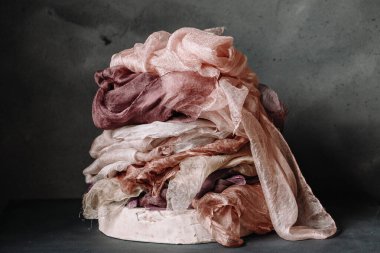 Pamuktan yapılmış zarif kumaş ve pembe ve kahverengi pastel renkli yün tonlarından. Düğün dekorasyonu ve masa dekorasyonu için en iyisi. Düğün motifleri için kullan.