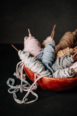 Yün ve pamuktan yapılmış ince kumaş. Olay daveti ya da mumları bağlamak için mükemmel bir yöntem. Kumaş, kâsenin üzerine çeşitli renklerde kumaş yaptı..