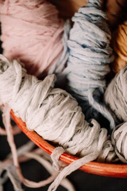 Yün ve pamuktan yapılmış ince kumaş parçalarına odaklan. Olay daveti ya da mumları bağlamak için mükemmel bir yöntem. Kumaş, kâsenin üzerine çeşitli renklerde kumaş yaptı..