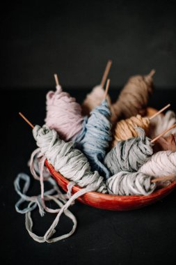 Yün ve pamuktan yapılmış ince kumaş. Olay daveti ya da mumları bağlamak için mükemmel bir yöntem. Kumaş kase üzerinde bez yaptı..